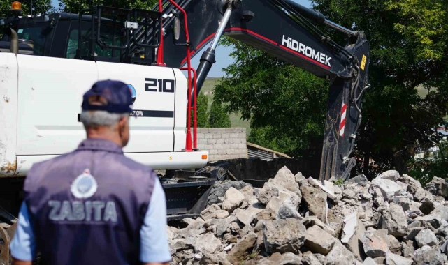Kars belediyesi kenti metruk binalardan temizliyor