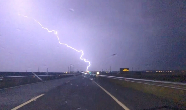 Kars'ta gökyüzü şimşeklerle aydınlandı