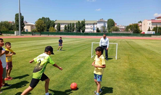 Kars'ta milletvekili çocuklarla top oynadı