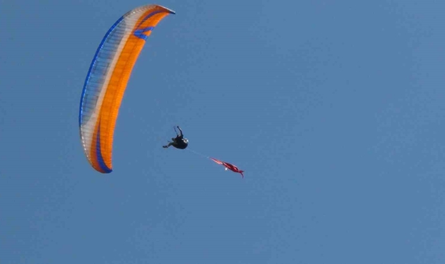Kars'ta semalar yamaç paraşütüyle renklendi