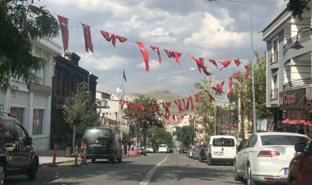 Kars'ta Zafer Bayramı öncesinde caddeler bayraklarla donatıldı