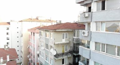 Kartal'da 6 katlı binada balkon çöktü