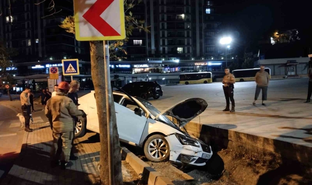 Kartal'da drift atan alkollü sürücü kaza yaptı