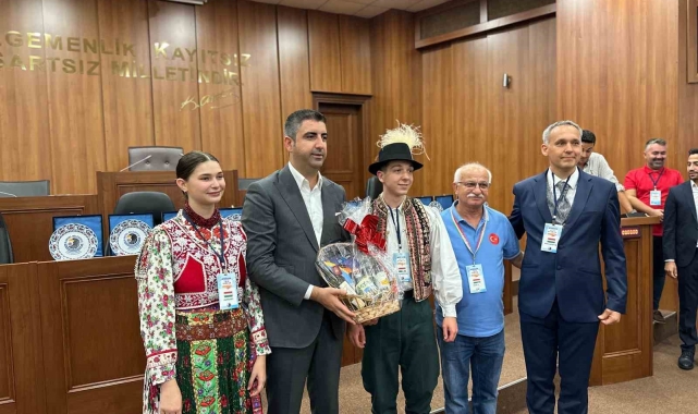 Kartal'da Uluslararası Halk Oyunları Festivali'ne katılan gruplara plaket takdim edildi