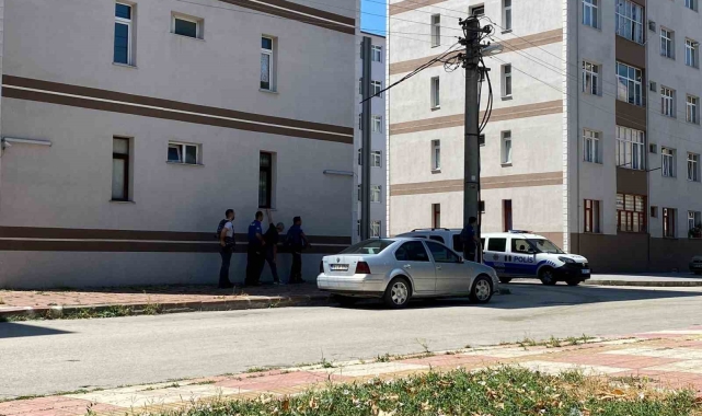 Kastamonu'da hareketli saatler, silahlı saldırgan dehşet saçtı: 2 polisi yaraladı, ailesini rehin aldı
