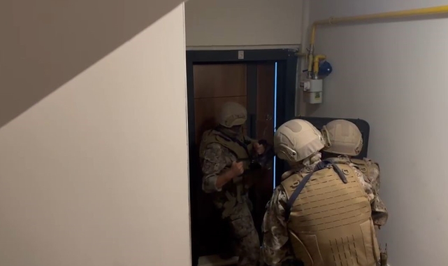 'Kasten öldürme' suçuyla aranan şahıs özel harekat baskınıyla yakalandı, "Ben ne yaptım" diyerek kendini savundu