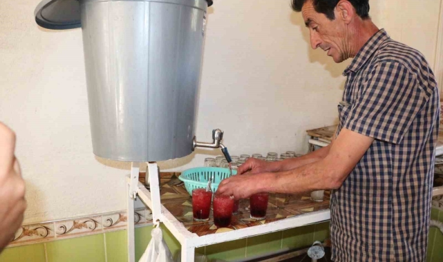 Kavurucu sıcakta Akdağ'daki kardan yapılan şerbetle serinliyorlar