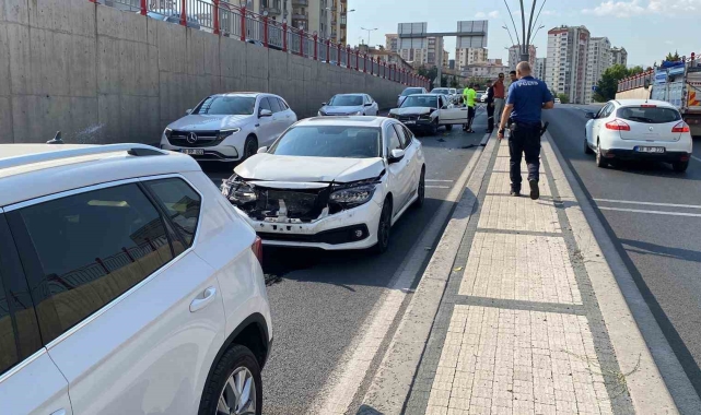 Kayseri'de zincirleme kaza: 3 otomobil birbirine girdi