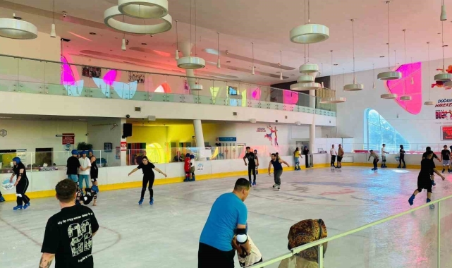Kayserililer, Büyükşehir'in Buz Pateni Pisti'nde hem serinliyor hem spor yapıyor