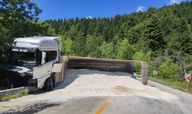 Kaza nedeniyle kapanan kara yolu yeniden ulaşıma açıldı