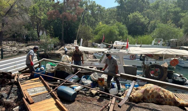 Kemer Balıkçı Barınağı'ndaki kaçak yapılar kaldırıldı