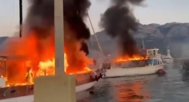 Kemer'de tekne alev alev yandı, yangının sıçradığı 2 teknede de hasar oluştu