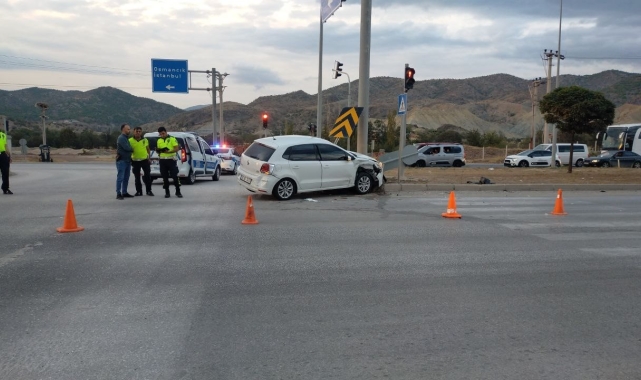 Kırmızı ışık ihlali trafik kazasına neden oldu, 2'si çocuk 4 kişi yaralandı