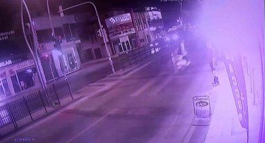 Kırmızı ışıkta karşıya geçmek isterken canından oluyordu