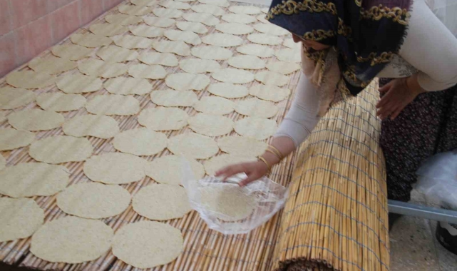 Kış sofralarının vazgeçilmezi, yöresel lezzet Beyşehir Tarhanasında yapım mesaisi sürüyor