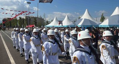 Kocaeli, Sakarya ve Düzce'de geçit törenleri göğüs kabarttı