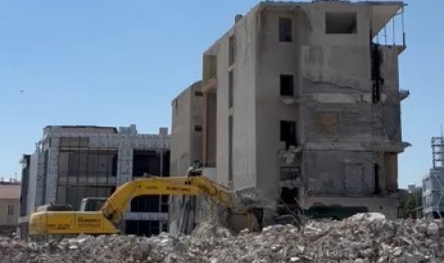 Kolonu kırıp, iş makinesiyle sarsıntı oluşturarak binayı yıktı