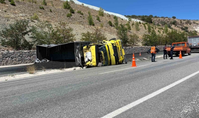 Kömür yüklü tır devrildi: Yol trafiğe kapandı
