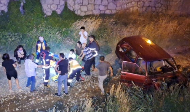 Kontrolden çıkan otomobil dereye uçtu: 3 yaralı