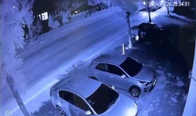 Kontrolden çıkan otomobil karşı şeride geçerek işçi servisiyle kafa kafaya çarpıştı