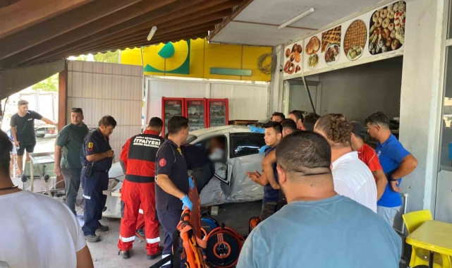 Kontrolden çıkan otomobil önce aydınlatma direğine sonra fırına daldı