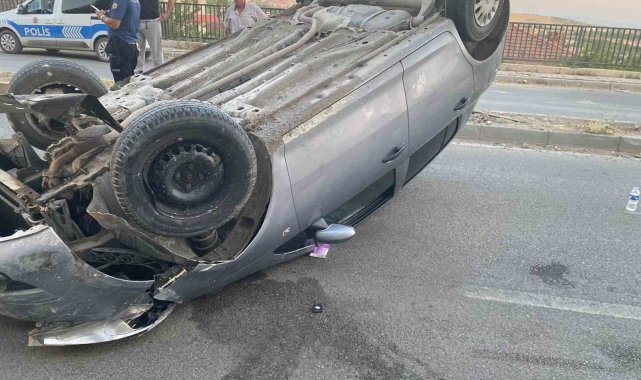 Kontrolden çıkan otomobil ters döndü: 2 yaralı