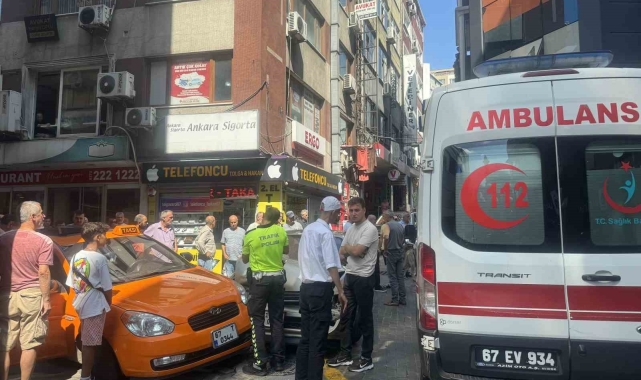 Kontrolden çıkan otomobil yayanın ayağını ezip park halindeki taksiye çarptı