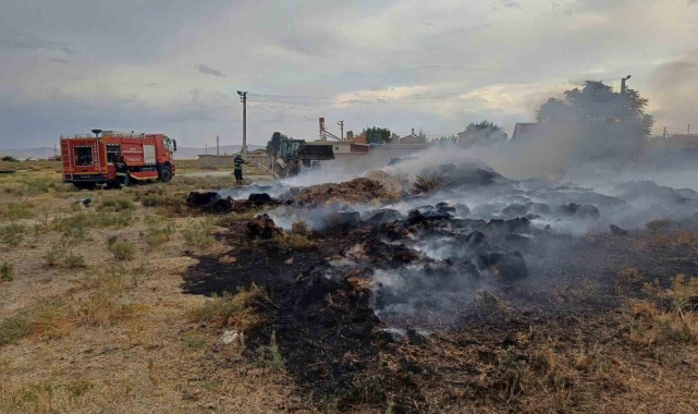 Konya'da çıkan yangında saman balyaları yandı