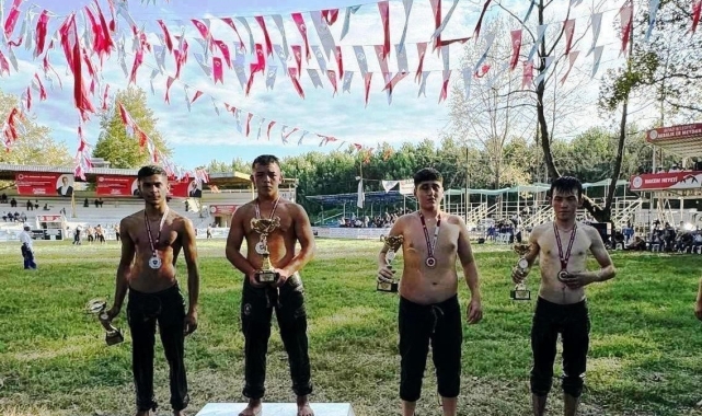 Körfezli güreşçiler Akyazı'da madalya kürsüsüne çıktı