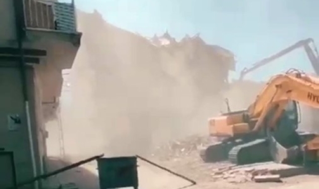 Korna sesi, 5 katlı binayı yerle bir etti