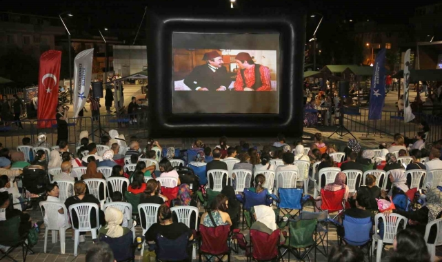 Küçükçekmece'de açık hava sinema günlerine yoğun ilgi