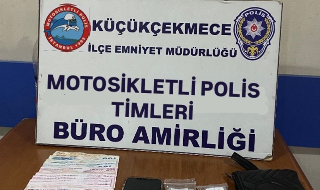 Küçükçekmece'de aracı durduran polis, telefon uygulamasıyla çalışan uyuşturucu zulasını ortaya çıkardı