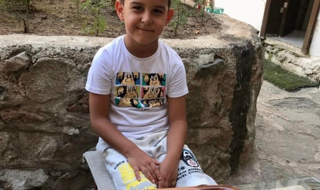Kumbarasındaki harçlıklarını Kızılay'a verdi