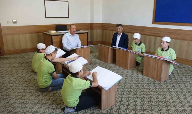 Kur&#039;an-ı Kerim&#039;i parmaklarıyla ezberliyorlar