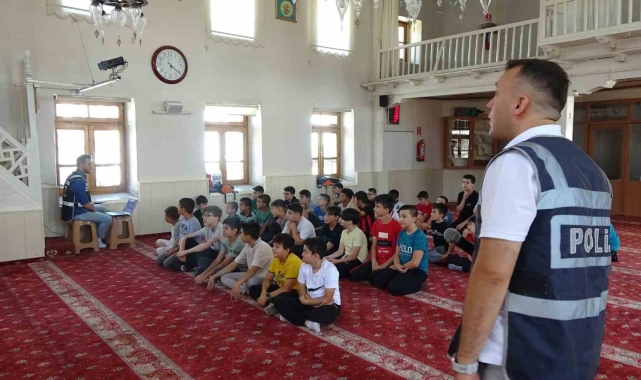 Kur'an kursu öğrencilerine akran zorbalığı ve siber suçlar hakkında bilgiler verildi