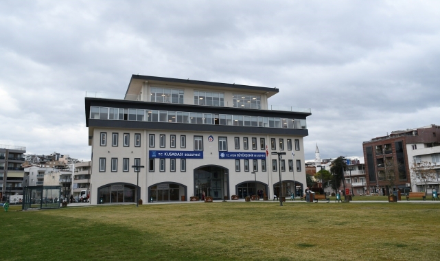 Kuşadası Belediyesi kamu malına zarar verenler hakkında şikayetçi oldu