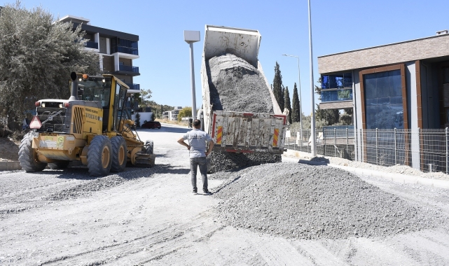 Kuşadası Belediyesi yol yapım çalışmalarını sürdürüyor