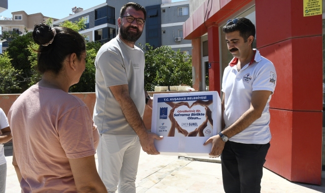 Kuşadası Belediyesi'nden gıda kolisi desteği