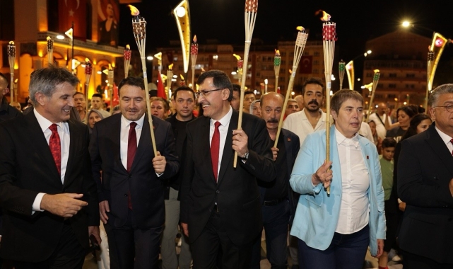 Kütahya'da 2 bin 543 meşaleyle fener alayı düzenlendi