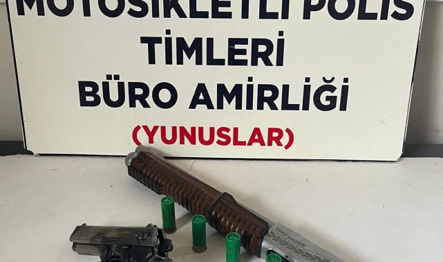Kütahya'da bir araçta ruhsatsız tabanca ve tüfek ele geçirildi