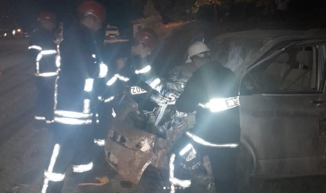 Kütahya'da kamyonet ile otomobil çarpıştı: 1 ölü 2 yaralı