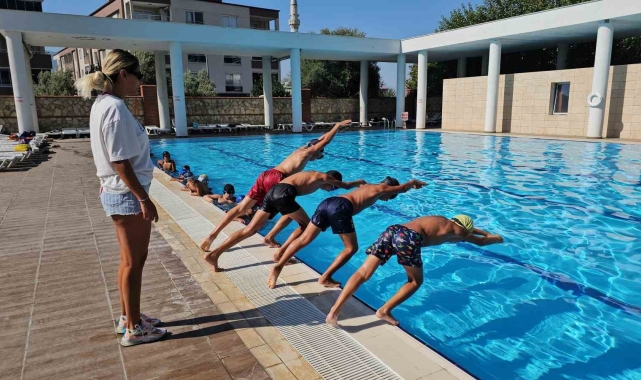 Kuyucaklı çocuklar yüzme öğreniyor