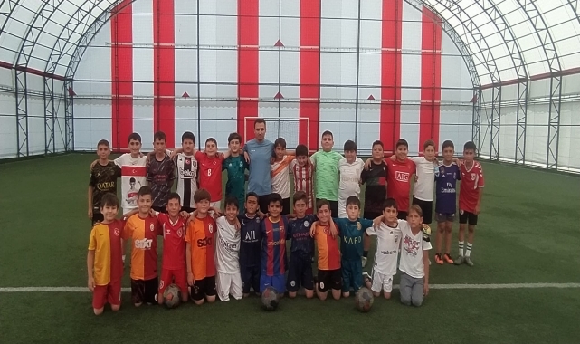 Ladik'teki öğrenciler yaz okulunda futbol eğitimi görüyor