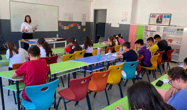 Leman öğretmen çocuklarla, çocuklar da Leman öğretmenle hayata tutundu
