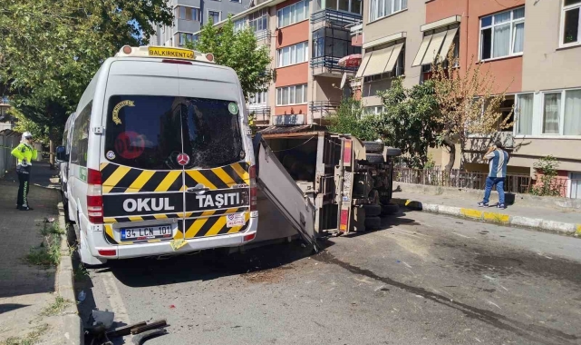 Maltepe'de süt yüklü kamyonet devrildi: 2 yaralı