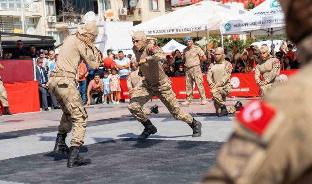 Manisa'da komandoların gösterisi mest etti