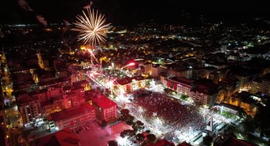 Manisa'da Zafer Bayramı'nda, Fener Alayı ve Teoman konseri