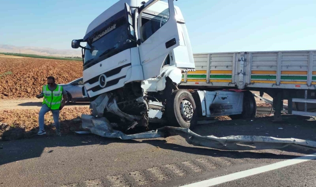 Mardin'de bariyerlere çarpan tır sürücüsü yaralandı