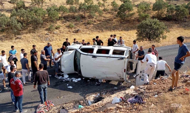 Mardin'de hafif ticari araç takla attı: 5 yaralı