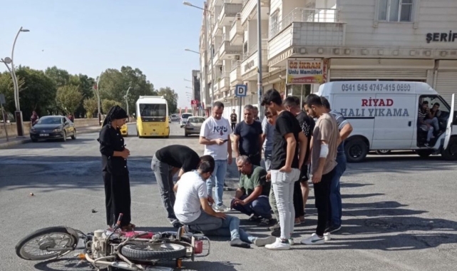 Mardin'de minibüs ile motosiklet çarpıştı: 1 yaralı